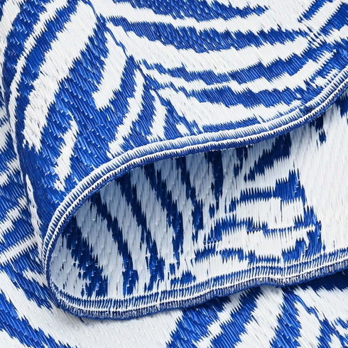 Outdoor Teppich | Für Drinnen und Draußen | Wetterfester Wendeteppich | Leichtgewicht | Blauweiß Palmenblätter